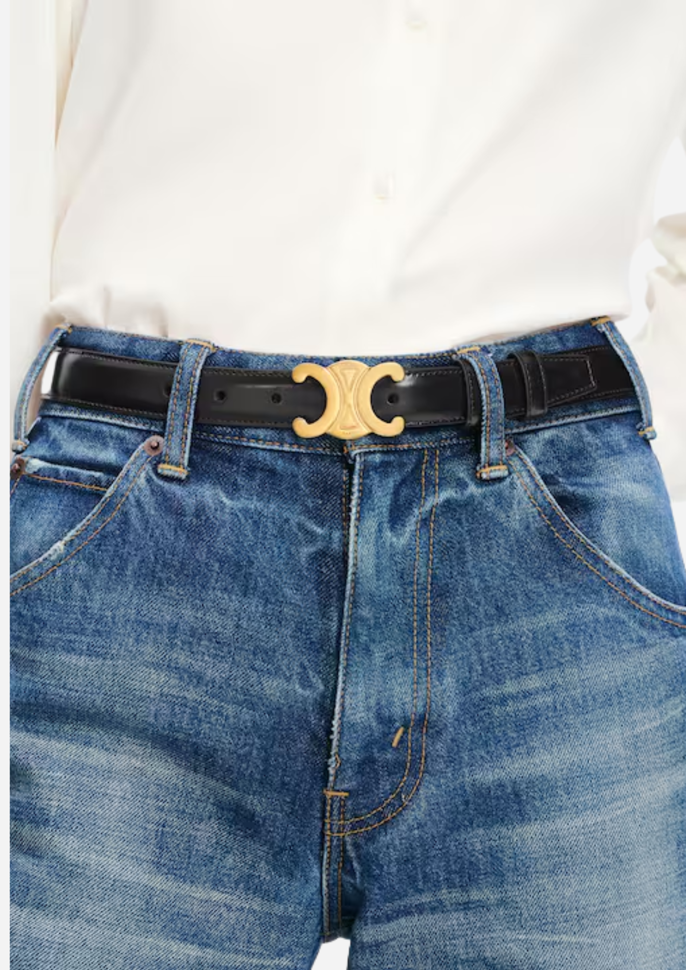 Celine Cintura Triomphe 25 mm nera indossata con jeans