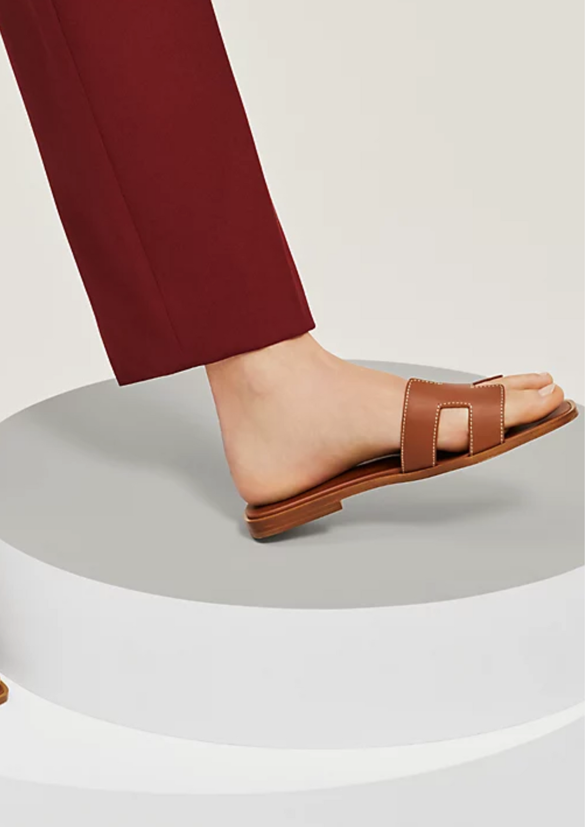 Sandali Hermès Oran Gold in vitello Box indossati