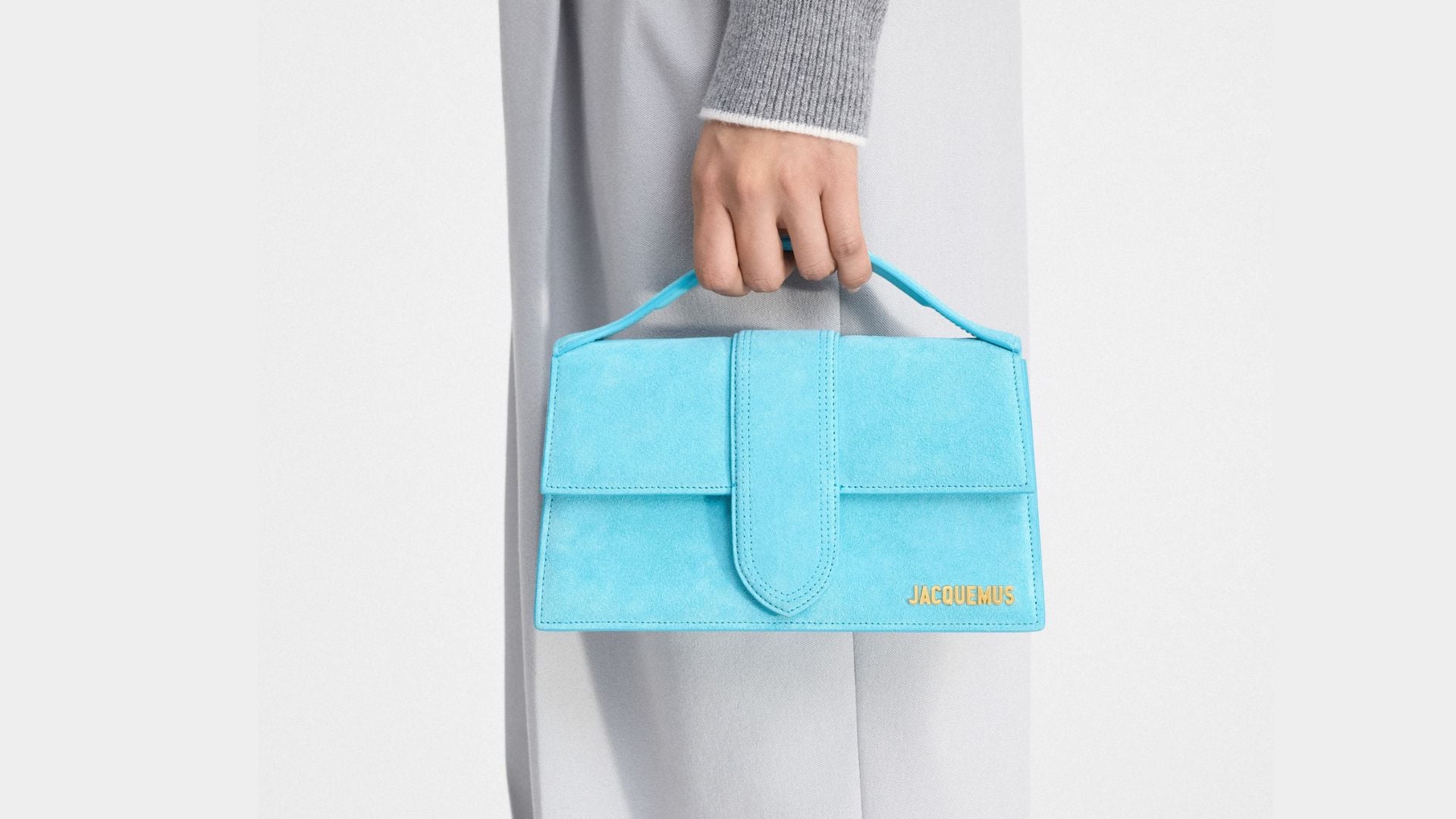 Borsa Jacquemus indossata in una campagna editoriale