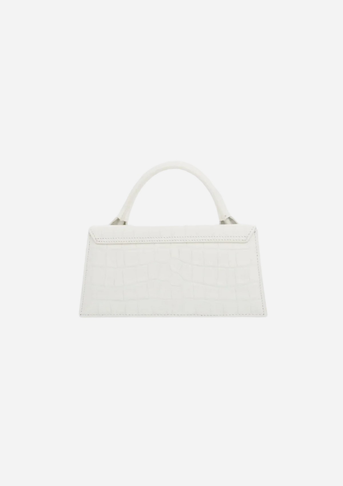Jacquemus Le Chiquito Long Bianca Effetto Coccodrillo, vista a tre quarti con tracolla