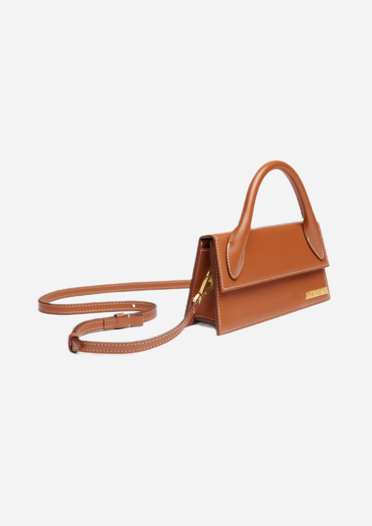 Jacquemus Le Chiquito Long Marrone Chiaro, vista a tre quarti con tracolla
