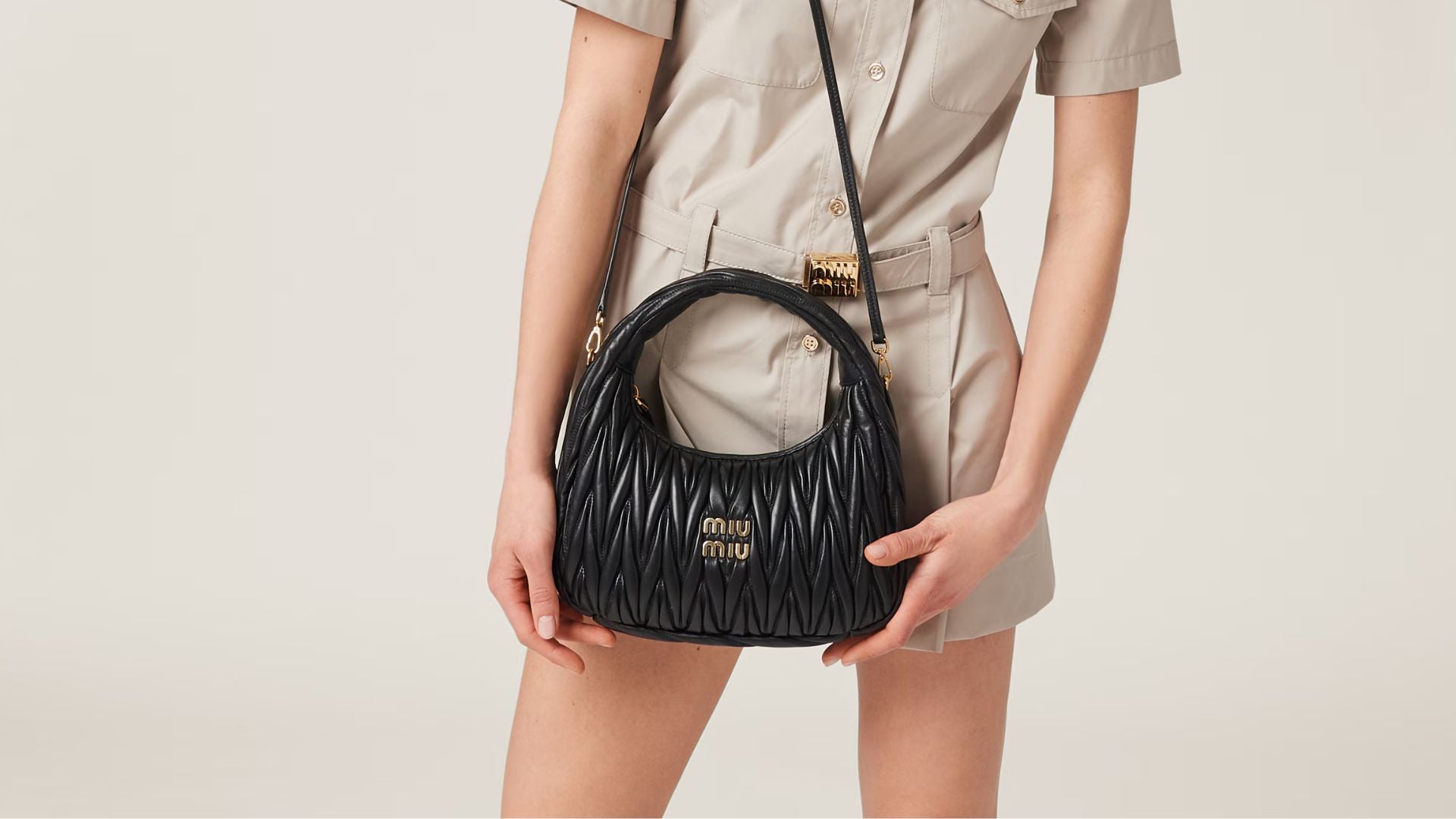 Borsa Miu Miu indossata in una campagna editoriale