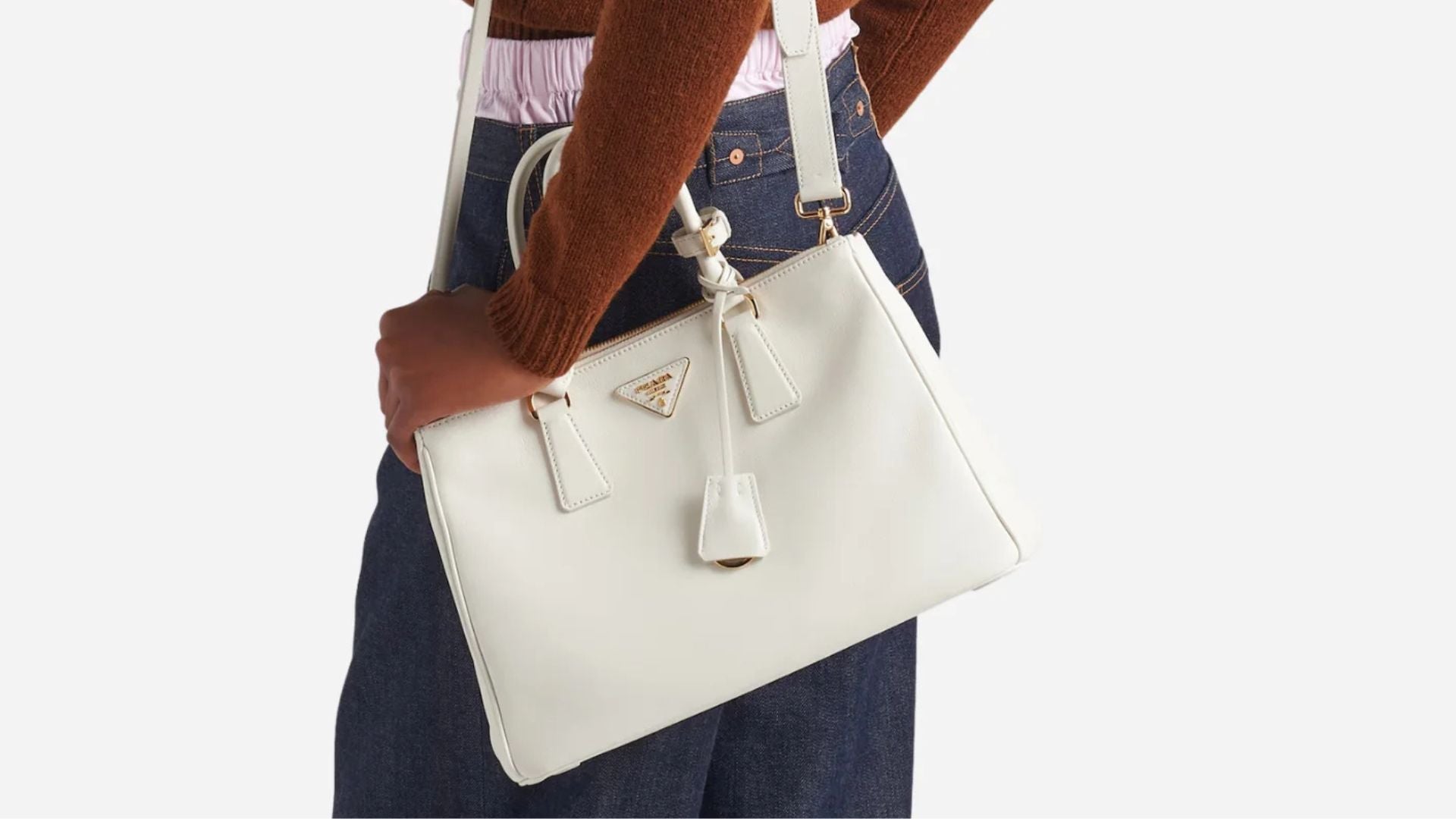 Borsa Prada Galleria indossata in una campagna editoriale