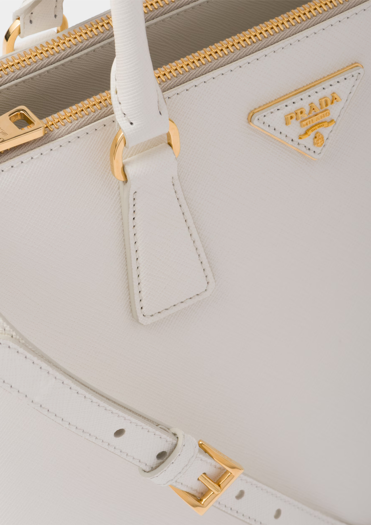 Dettaglio della pelle Saffiano bianca e del logo Prada sulla Galleria Large