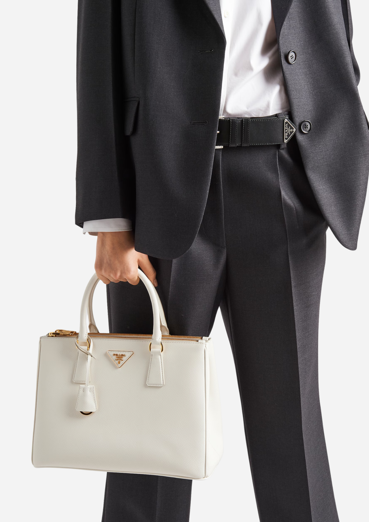 Prada Galleria Large bianca in pelle Saffiano indossata a mano