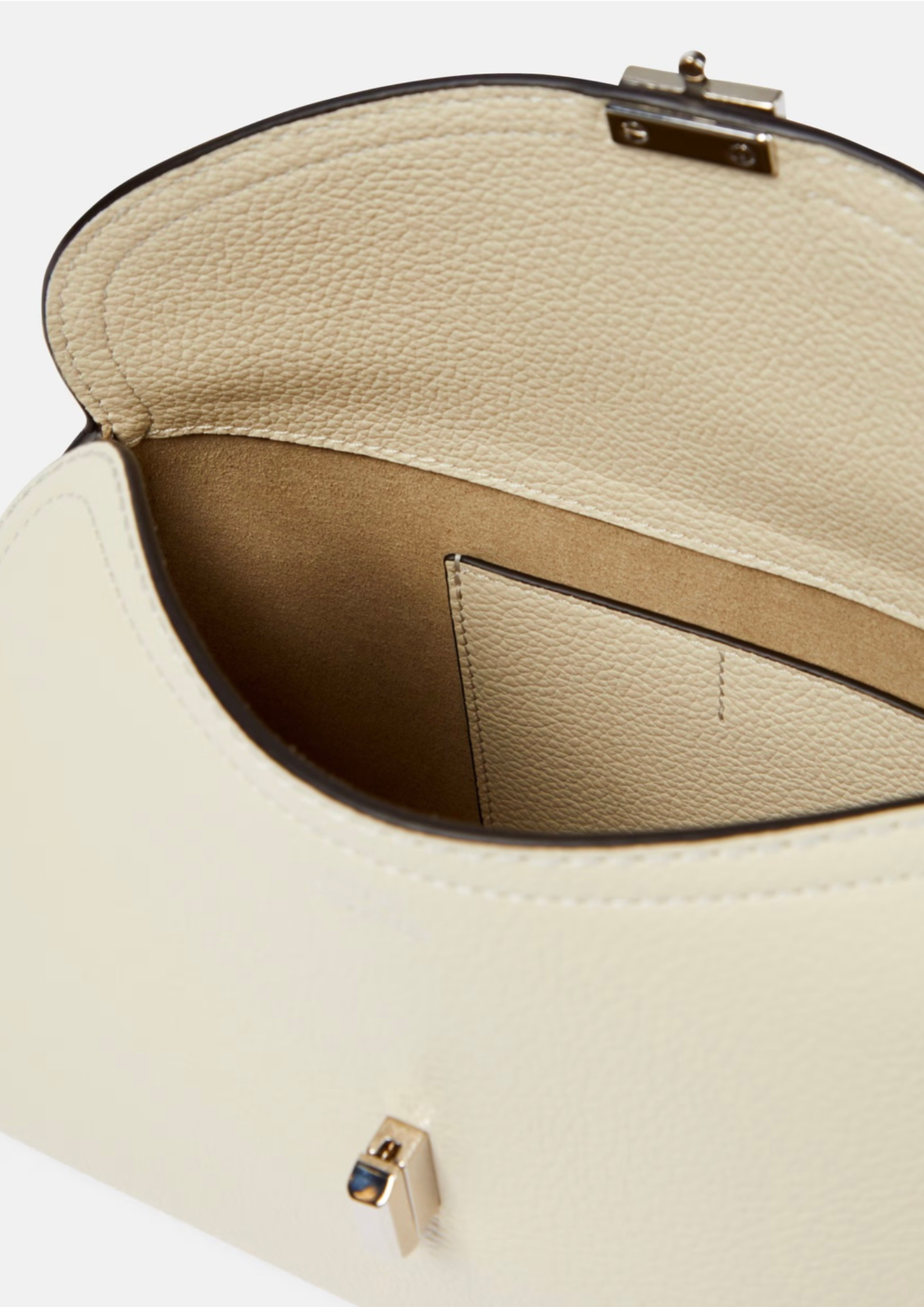 Interno beige in microsuede della Toteme T-Lock Clutch Milk