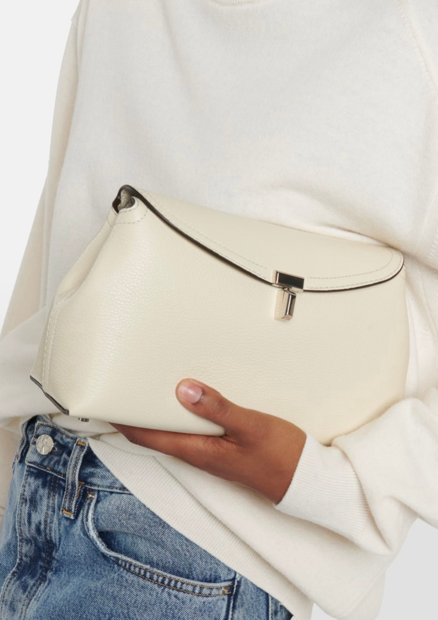 Toteme T-Lock Clutch Milk bianco latte portata a mano