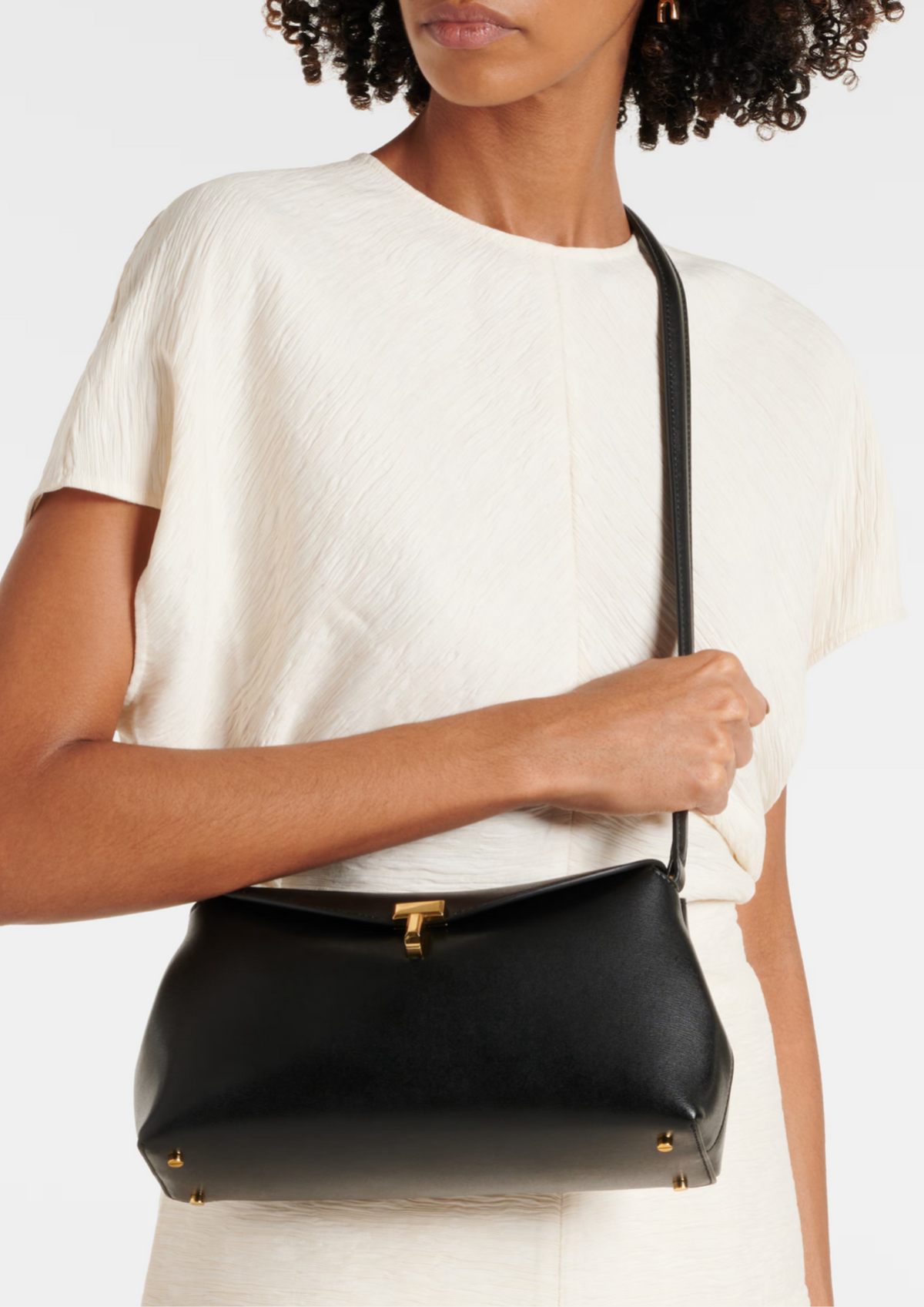 Toteme T-Lock Clutch Nera in Pelle Liscia, indossata