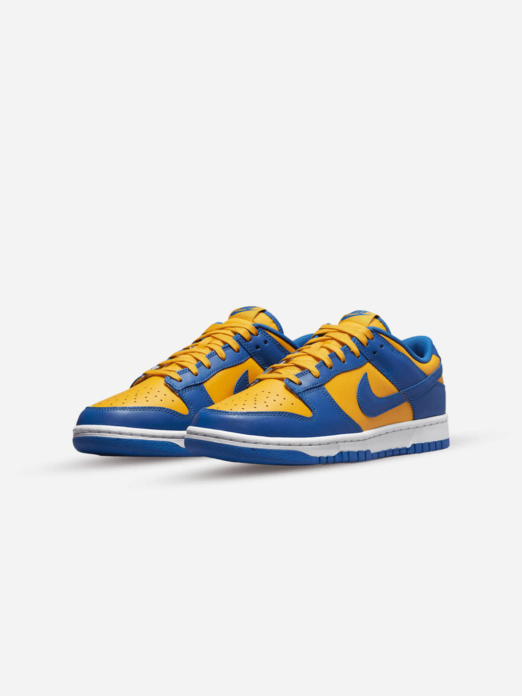 DUNK BAJO UCLA