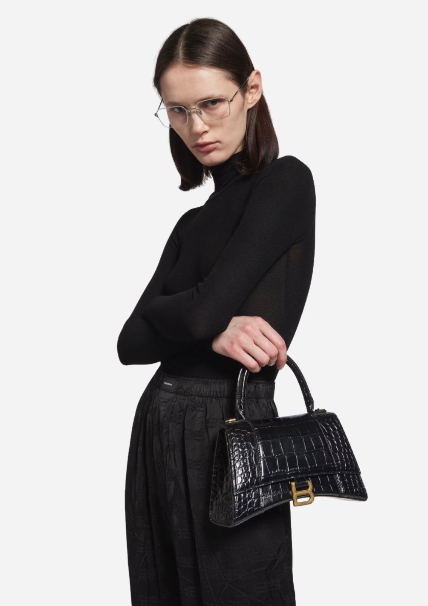 Balenciaga Hourglass Small nera indossata a mano