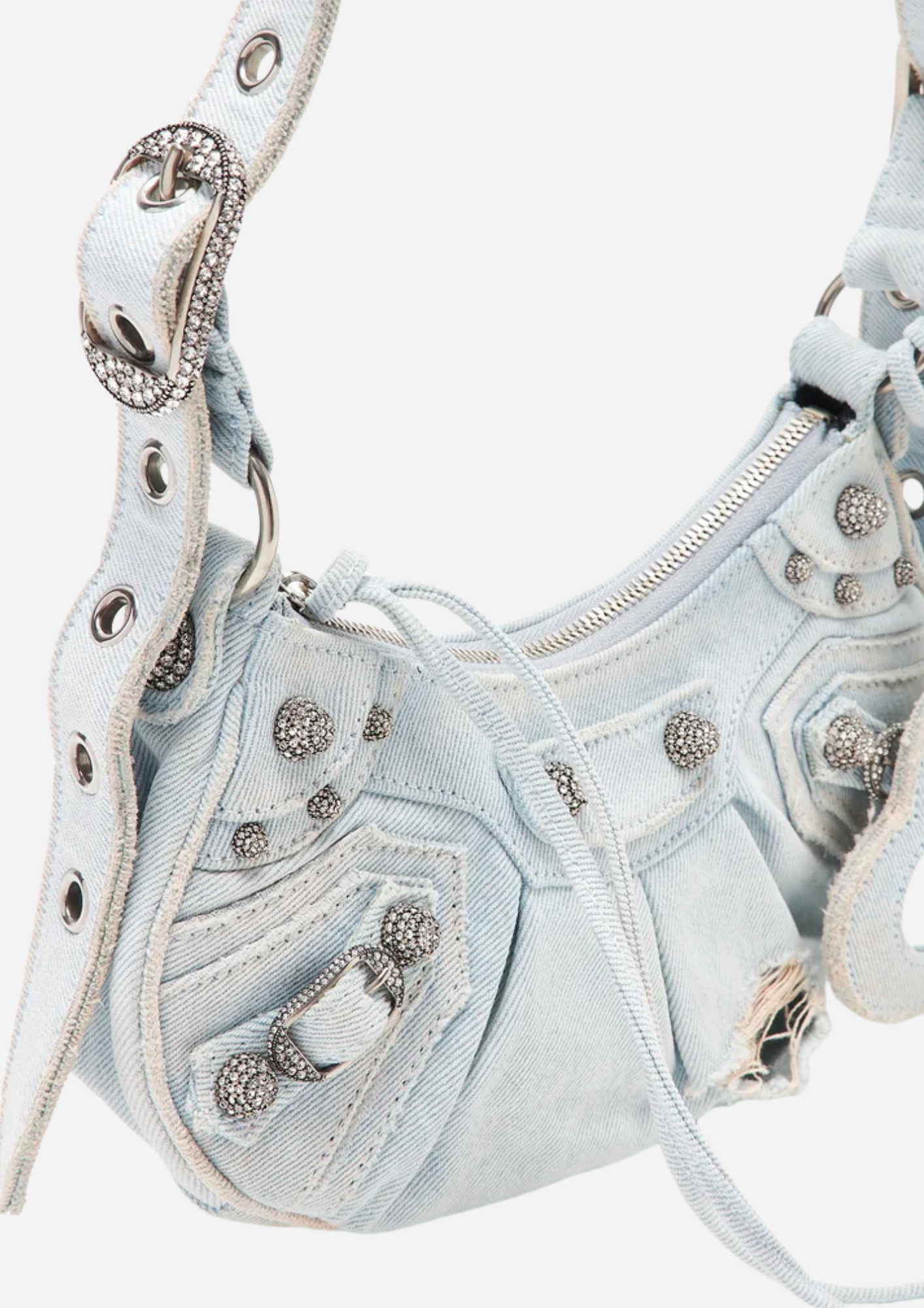 Dettaglio dei cristalli e dell’hardware della Balenciaga Le Cagole XS in denim blu