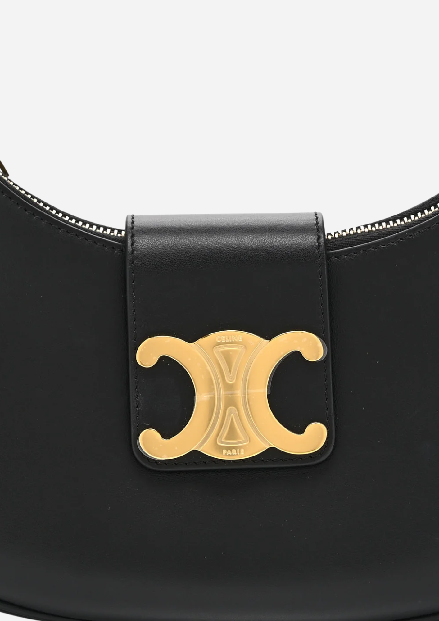 Dettaglio della chiusura Triomphe dorata della Celine Ava Medium nera