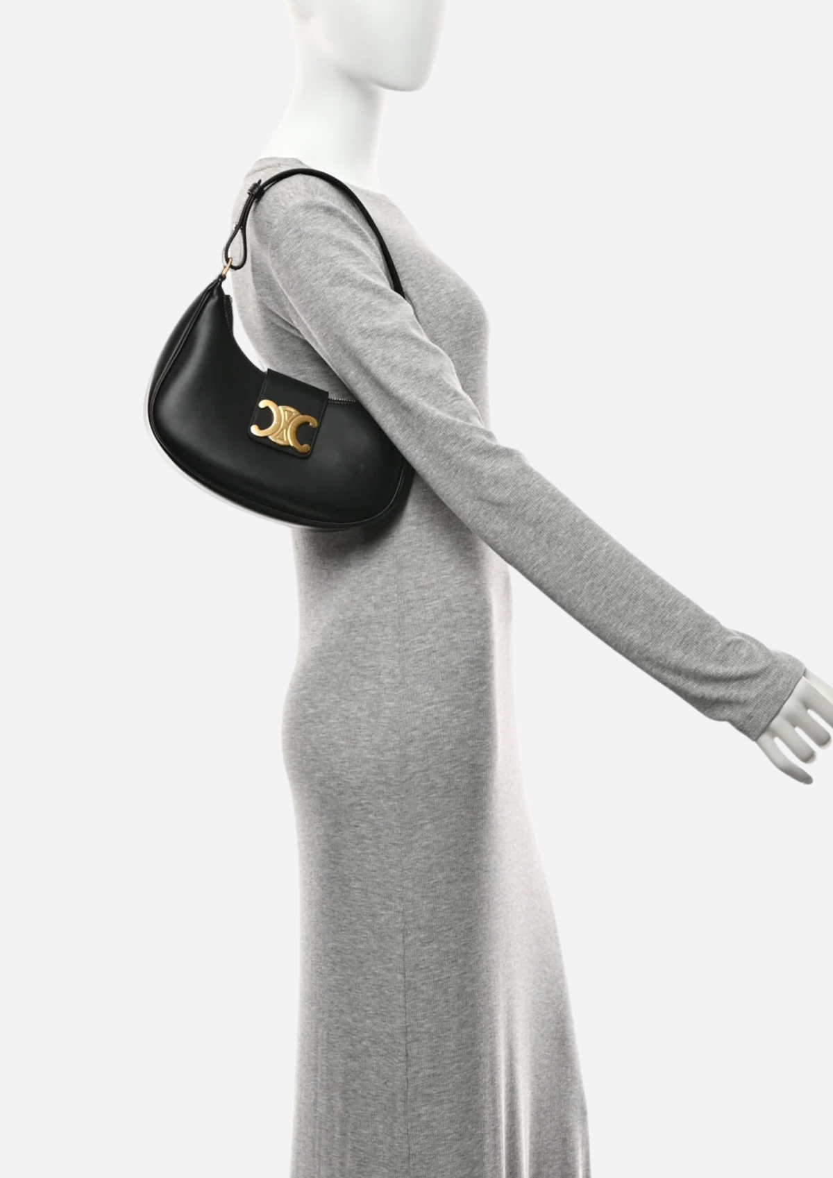 Celine Ava Triomphe Medium nera in pelle indossata a spalla