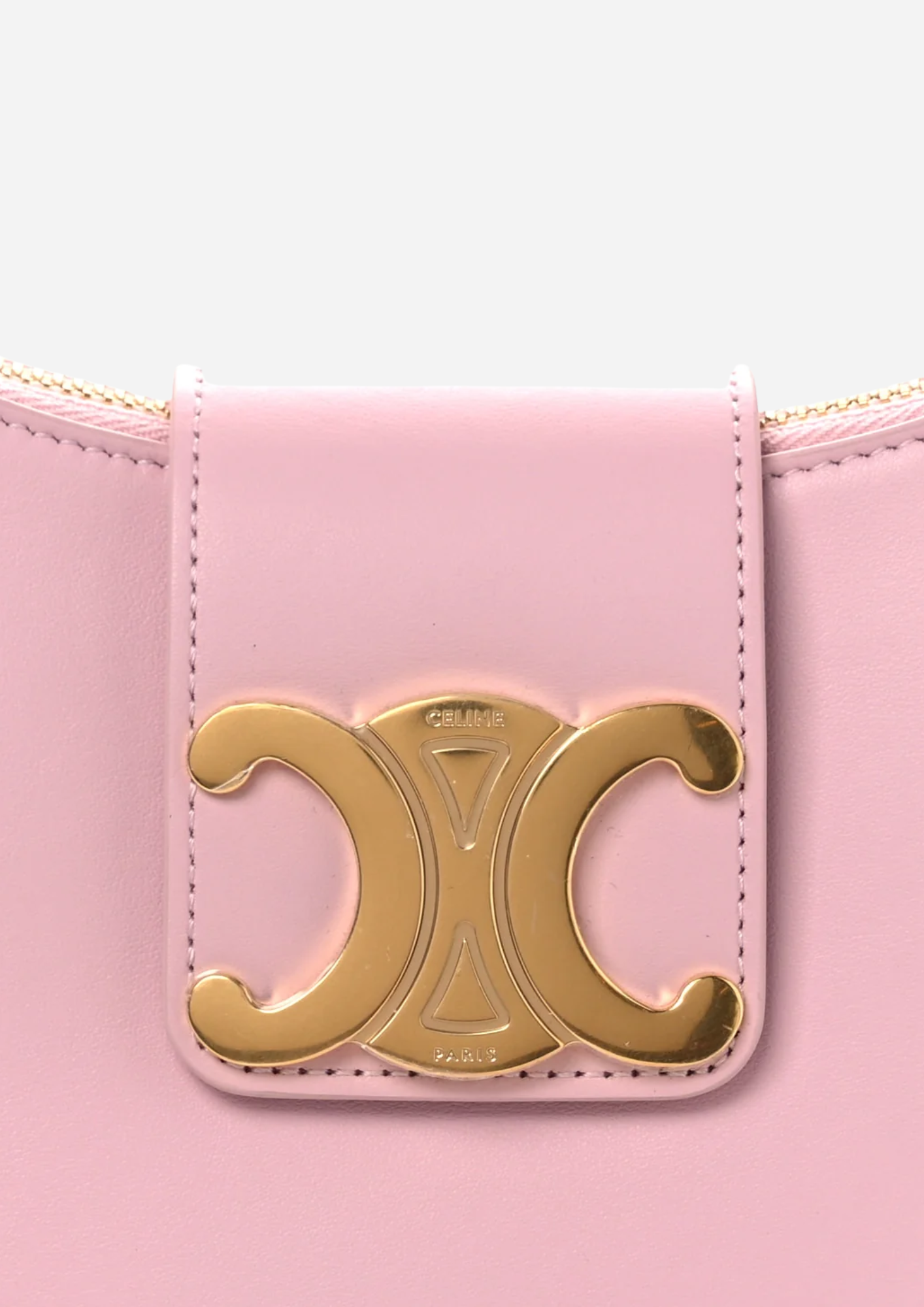 Dettaglio della chiusura Triomphe dorata della Celine Ava Medium rosa pastello