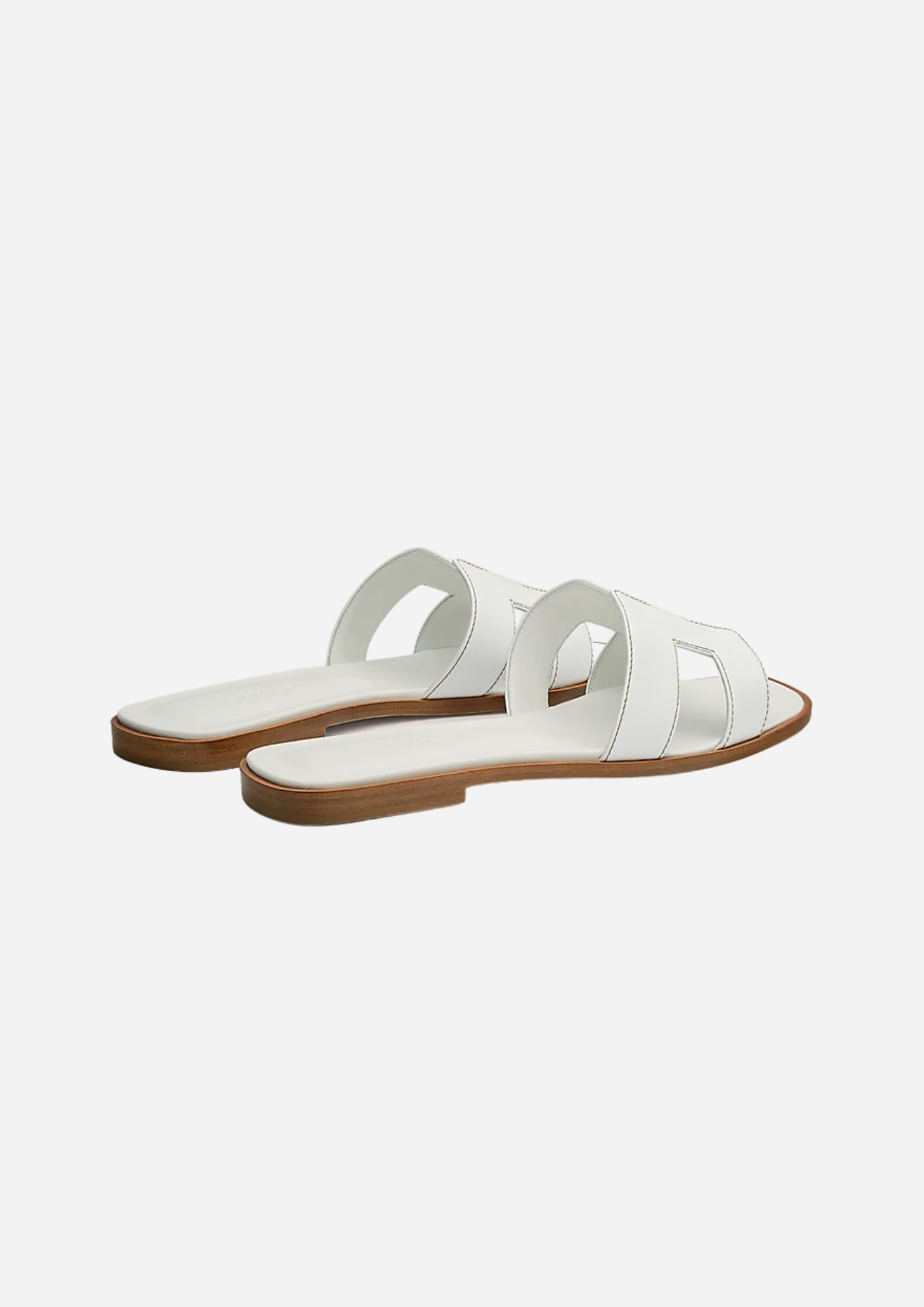 Sandali Hermès Oran bianchi vista posteriore con suola in cuoio naturale