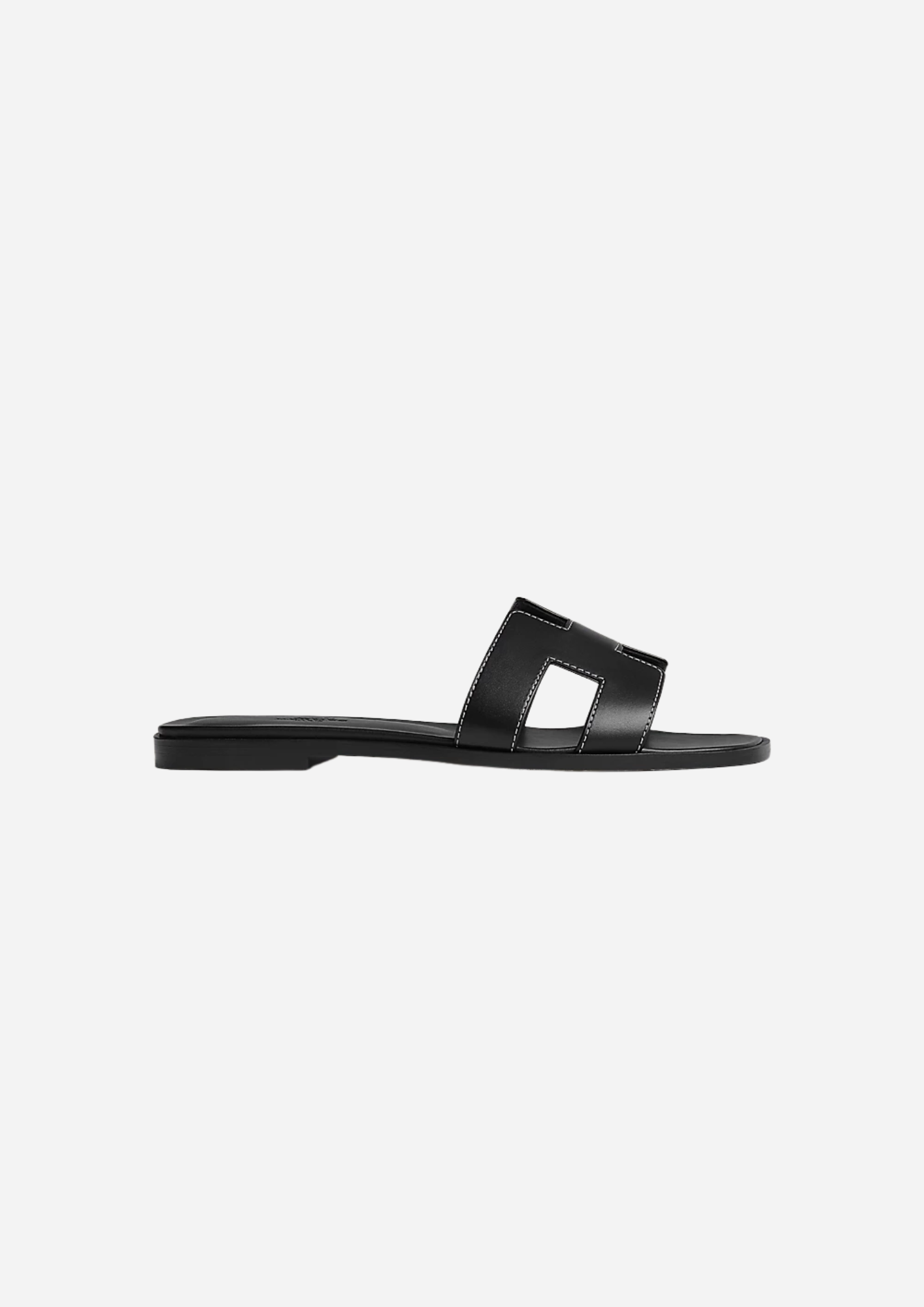 Sandalo Hermès Oran nero in vitello Box visto lateralmente