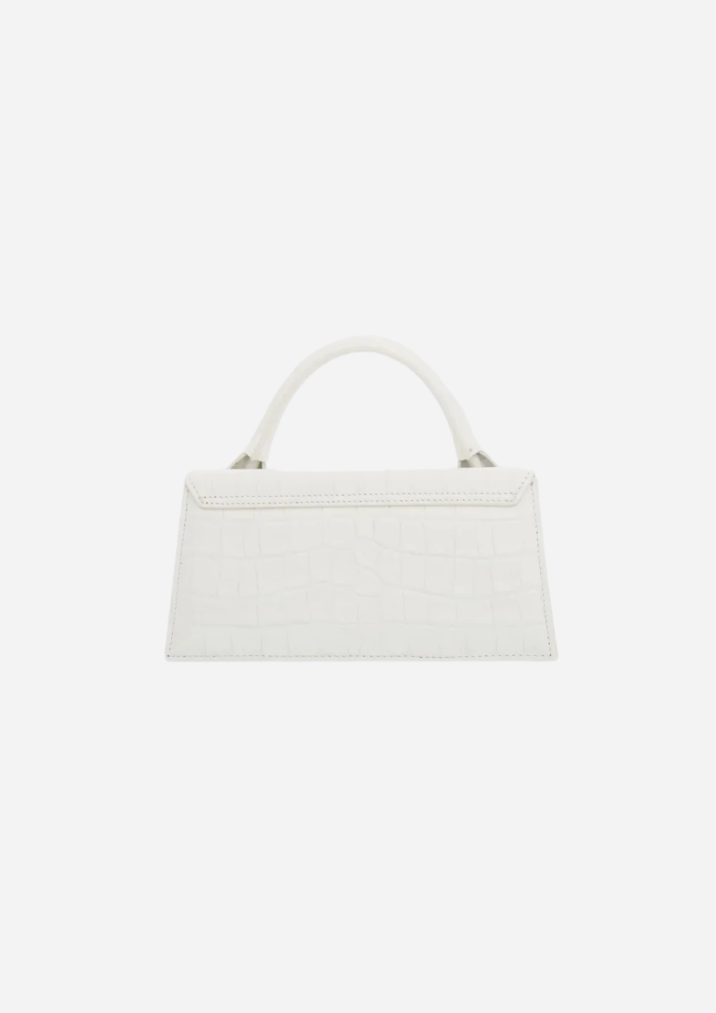 Jacquemus Le Chiquito Long Bianca Effetto Coccodrillo, vista a tre quarti con tracolla