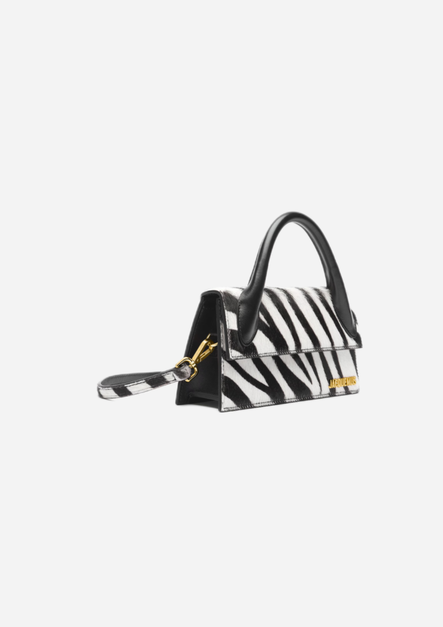 Jacquemus Le Chiquito Long Nero e Bianco Stampa Zebra, vista a tre quarti con tracolla
