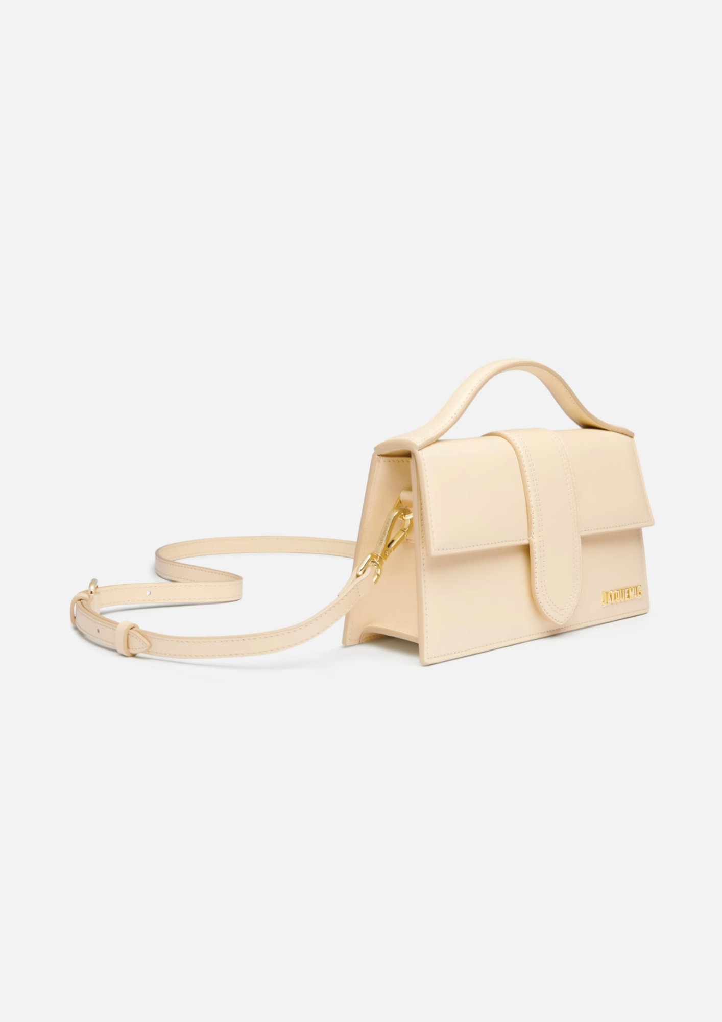 Jacquemus Le Grand Bambino Avorio Chiaro, vista a tre quarti con tracolla