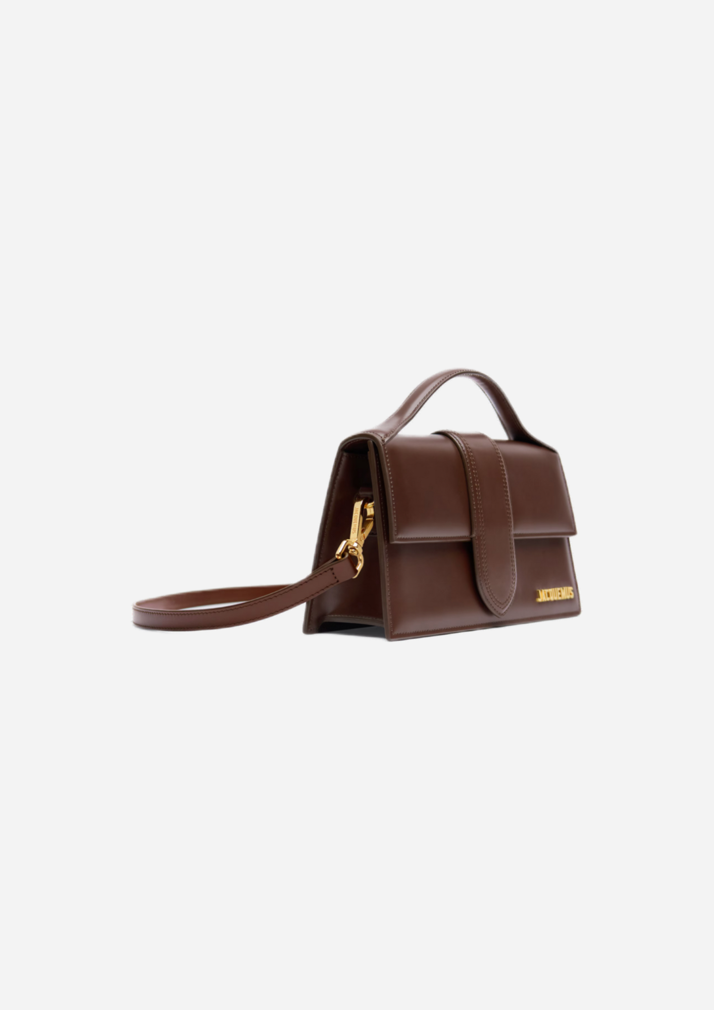 Jacquemus Le Grand Bambino Marrone, vista a tre quarti con tracolla