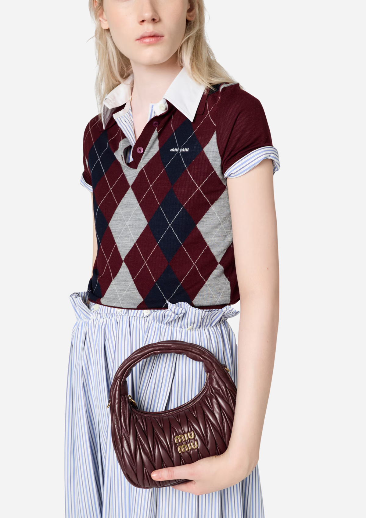 Miu Miu Wander Hobo Piccola Bordeaux in Nappa Matelassé, indossata