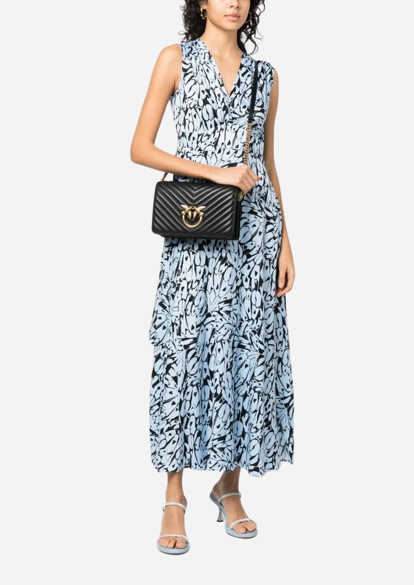 Pinko Love Click Classic nera indossata crossbody con tracolla