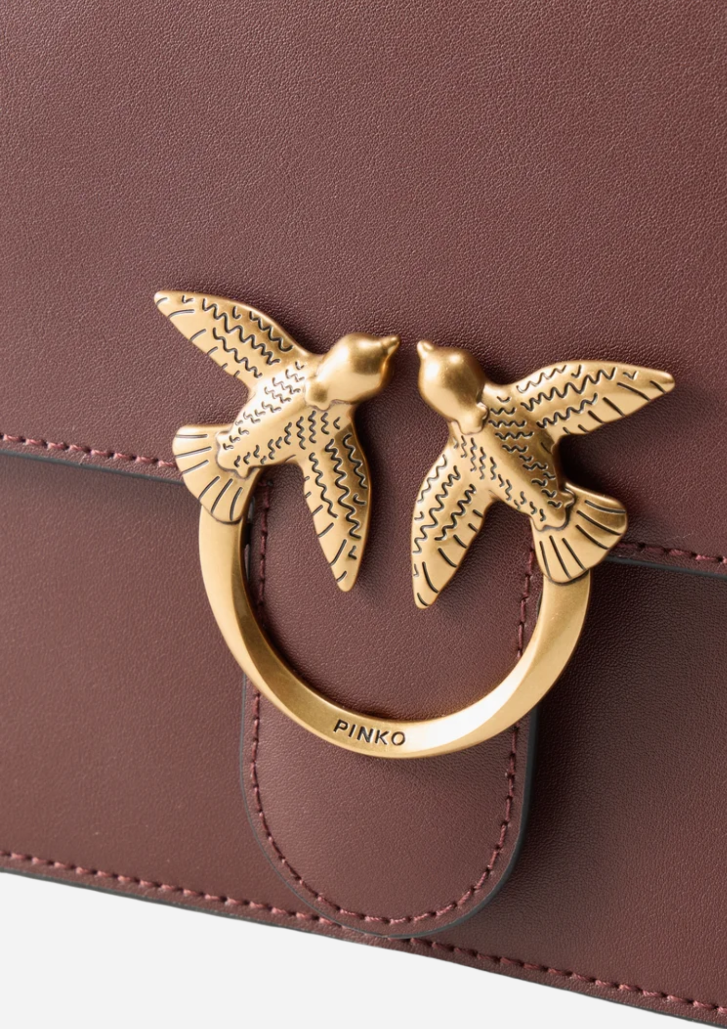 Dettaglio fibbia Love Birds della Pinko Love One Classic Burgundy Wine
