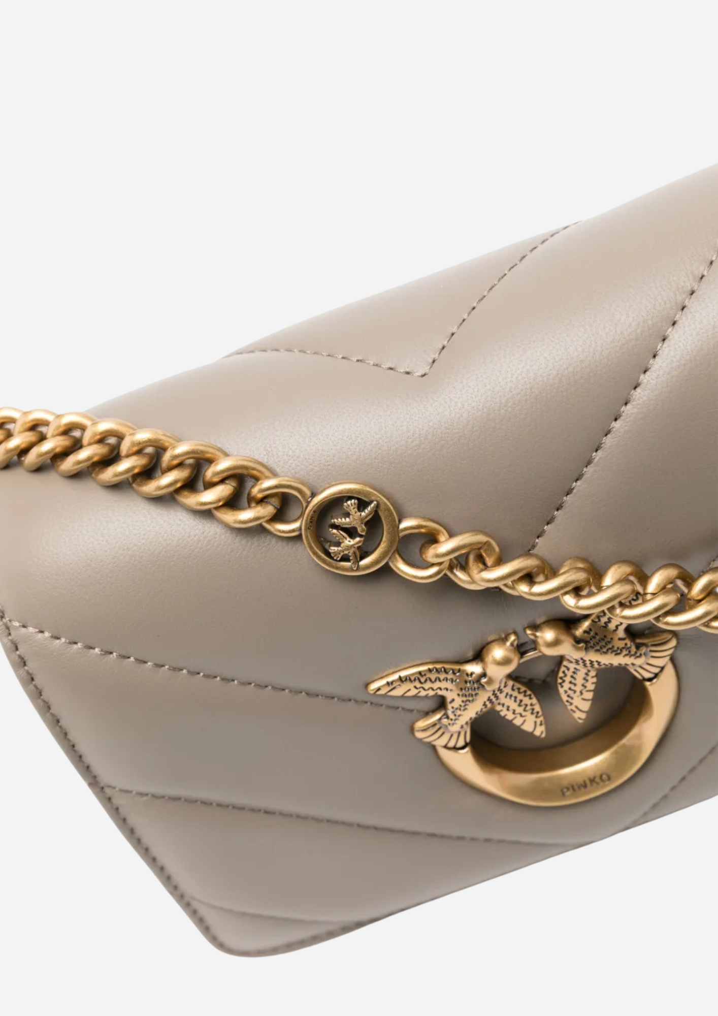 Dettaglio fibbia Love Birds e tracolla della Pinko Mini Love Bag Click Noce