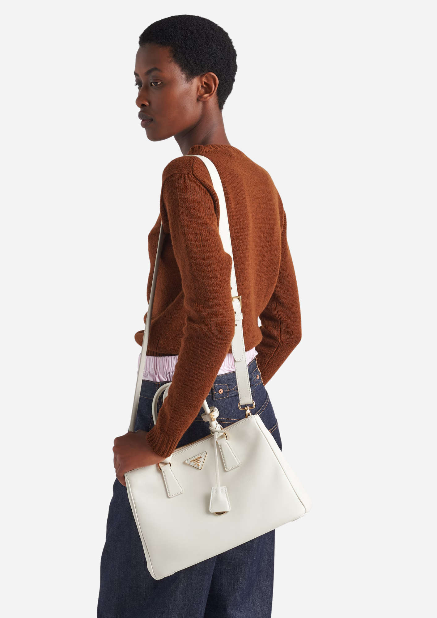 Prada Galleria Large bianca indossata a spalla con tracolla