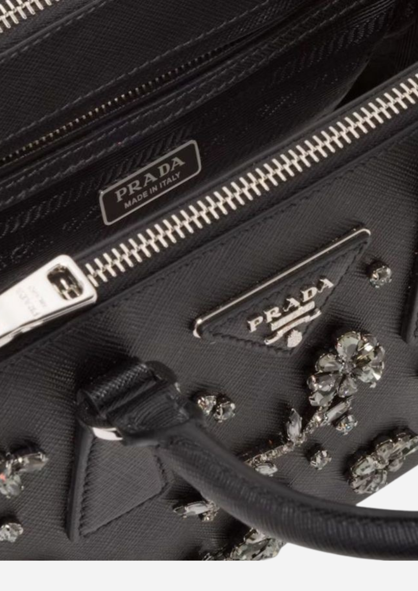Dettaglio delle zip e delle applicazioni con cristalli della Prada Galleria Mini nera