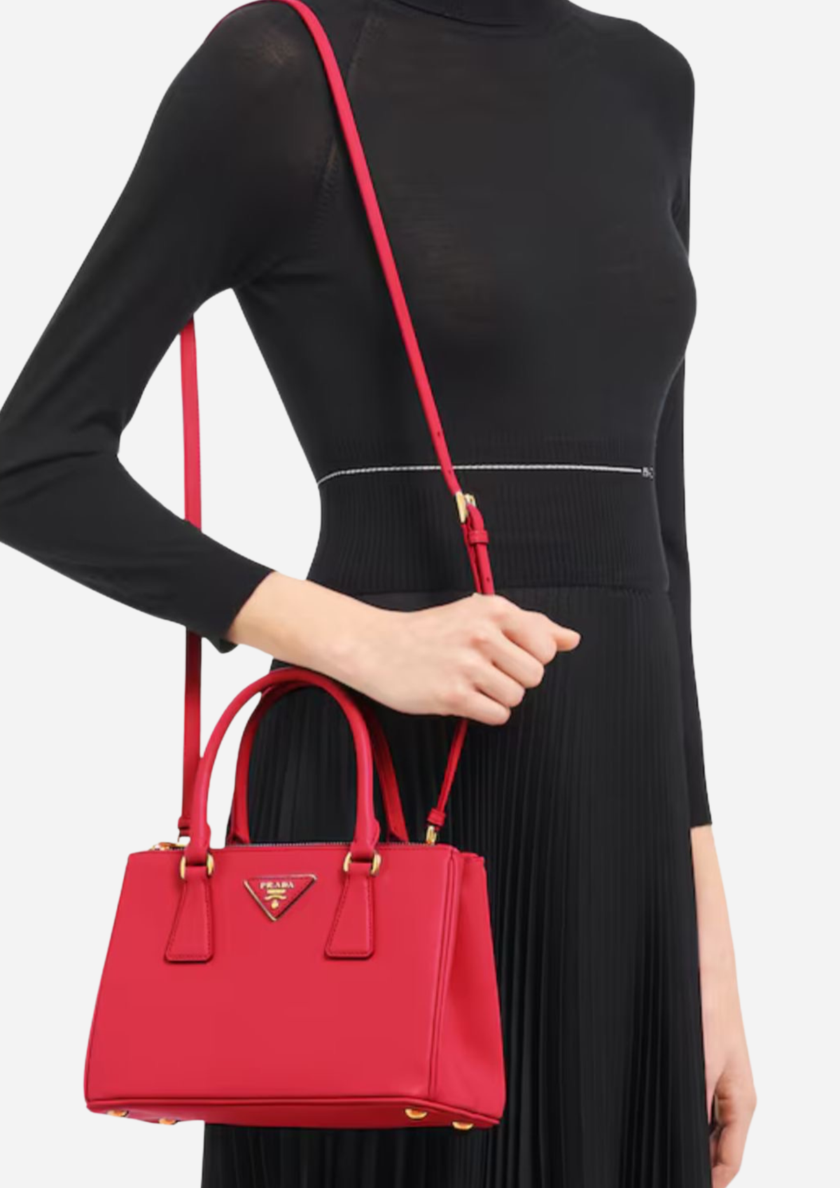 Prada Galleria Mini rossa in pelle Saffiano indossata crossbody