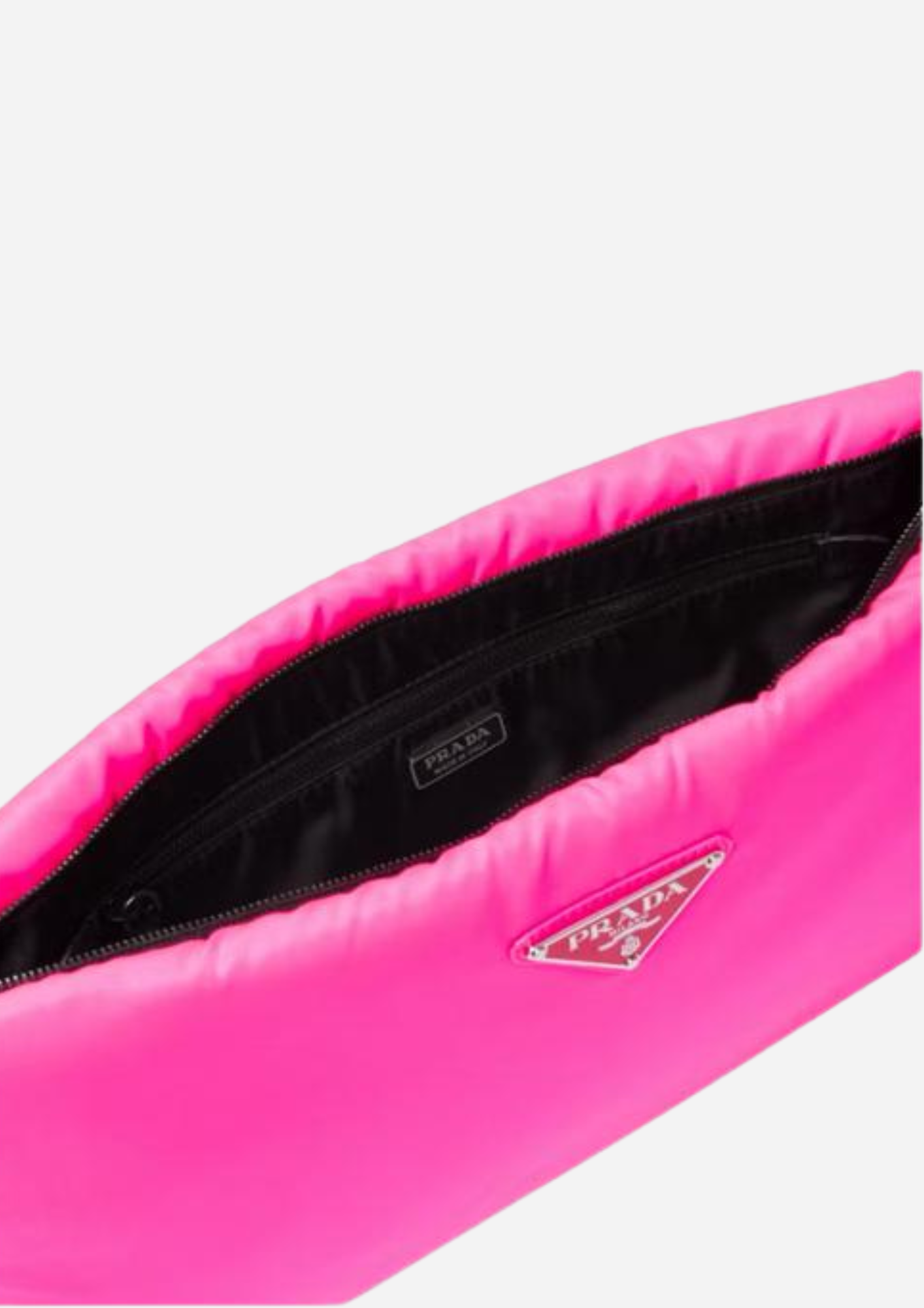 Interno nero della Prada Pochette in nylon fucsia con zip aperta