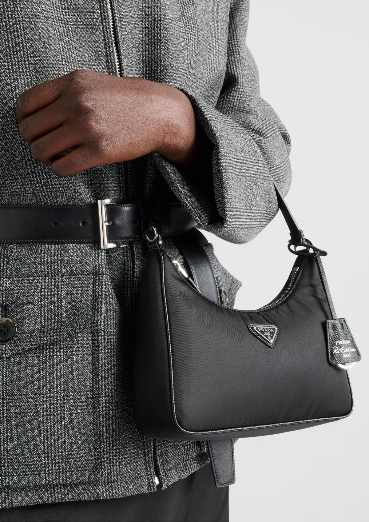 Prada Re-Edition 2005 Mini Nera in Re-Nylon e Saffiano, vista posteriore