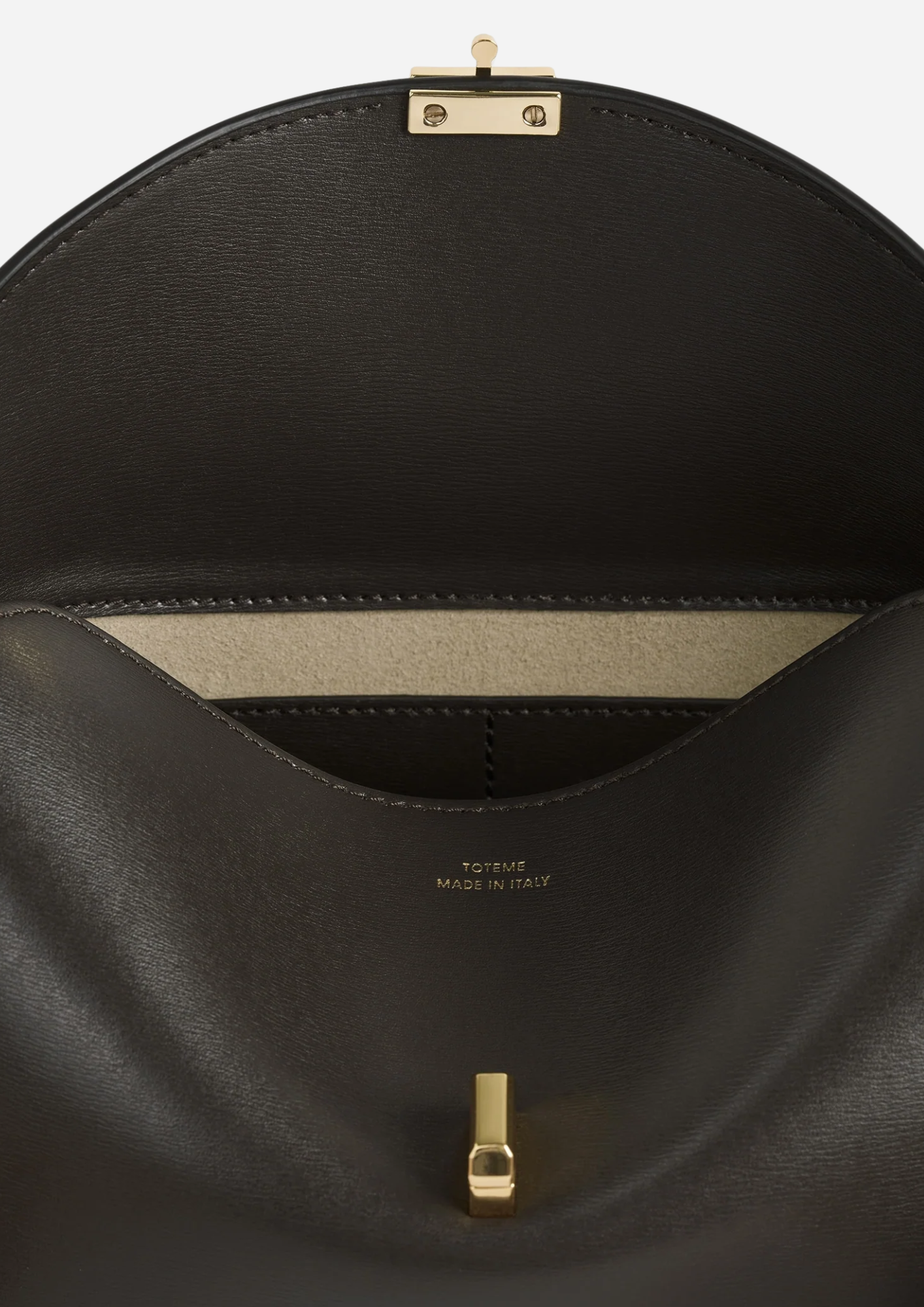 Interno in microsuede della Toteme T-Lock Clutch Bark con tasche in pelle