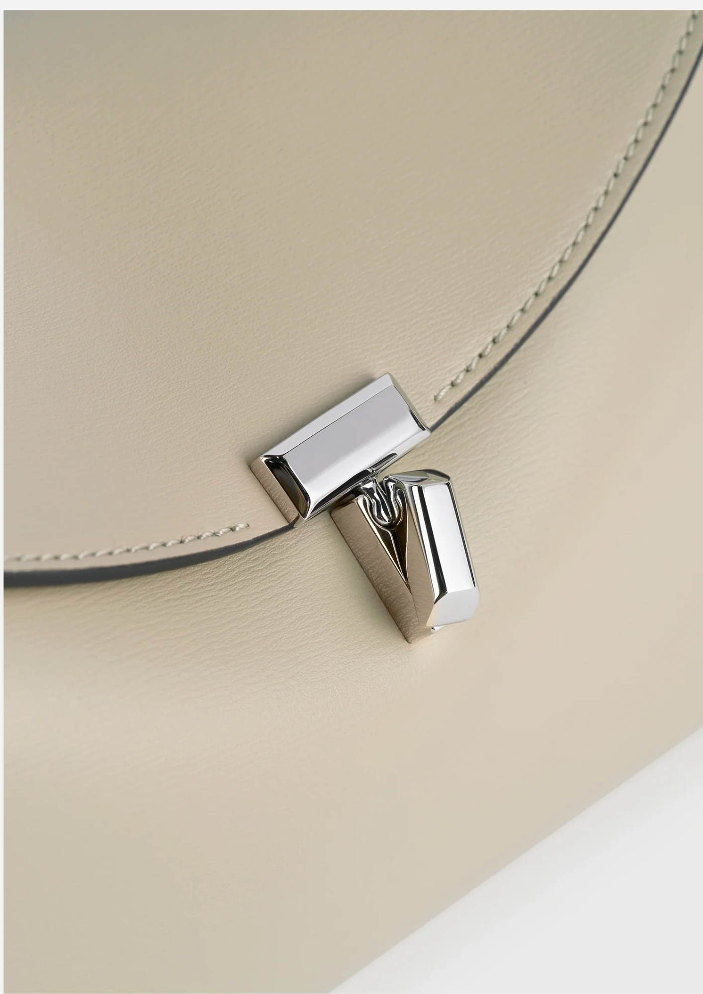 Dettaglio della chiusura argentata della Toteme T-Lock Clutch Fawn