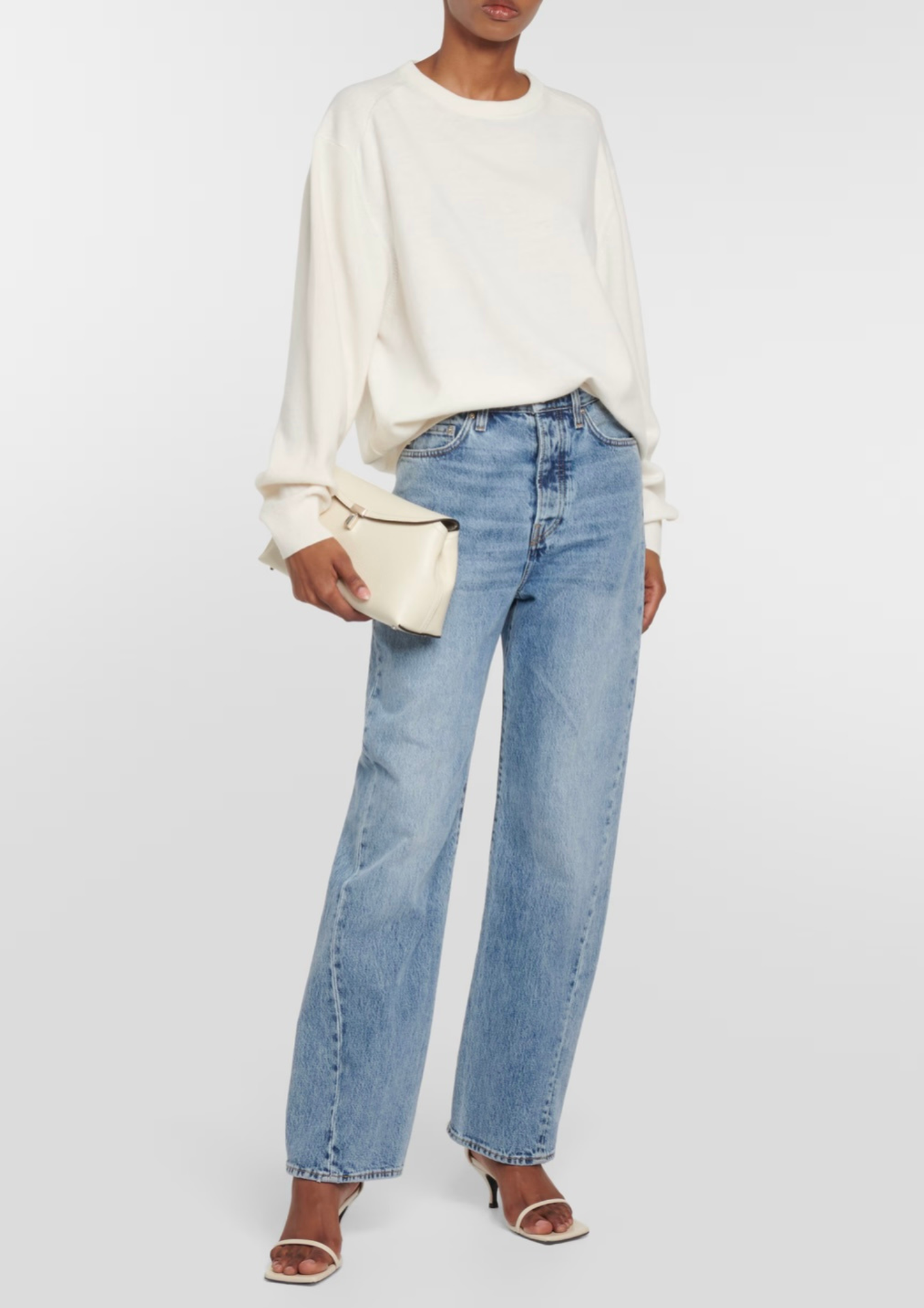 Toteme T-Lock Clutch Milk in pelle martellata abbinata a un look casual