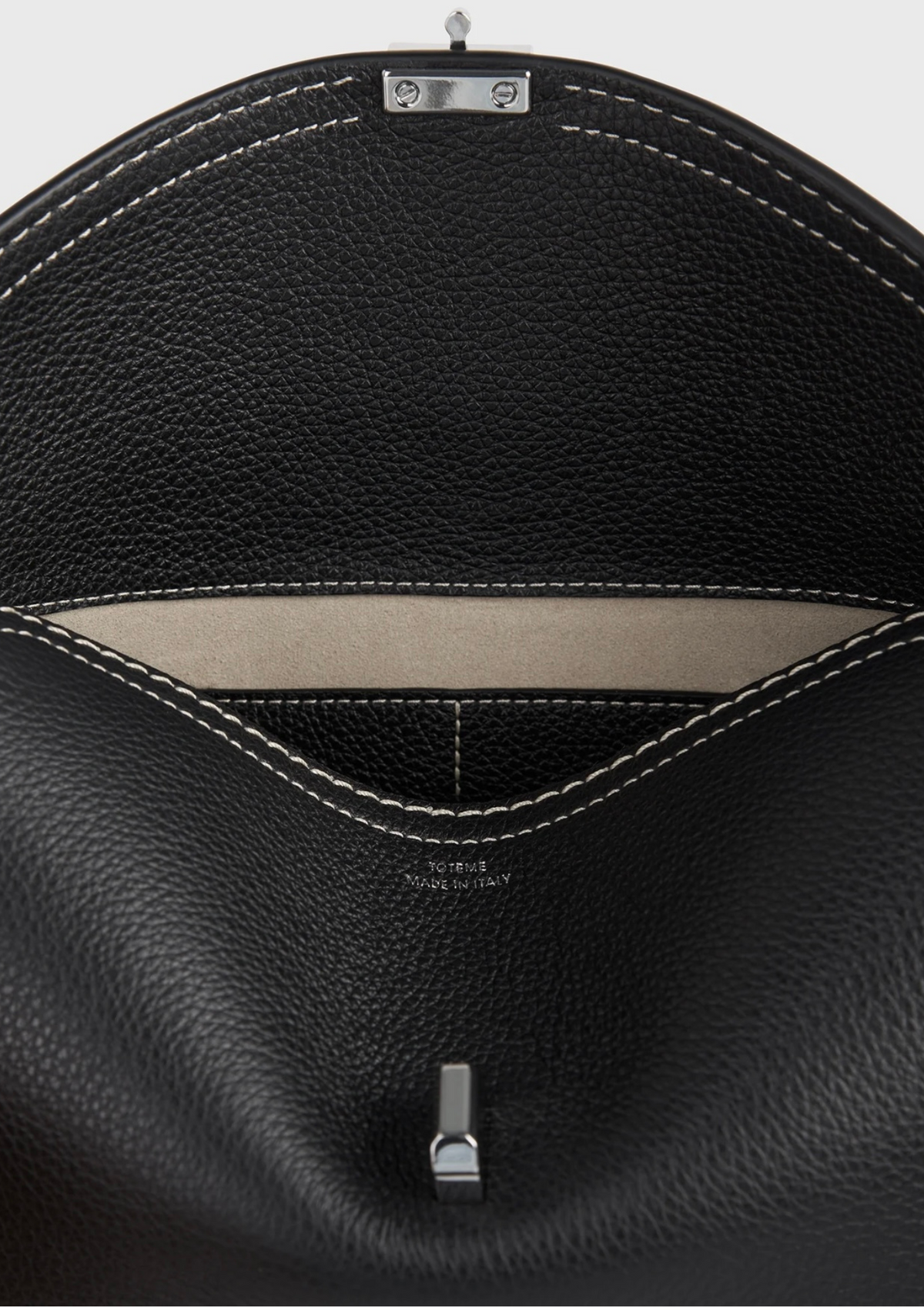 Interno di Toteme T-Lock Clutch Nera in Pelle Martellata