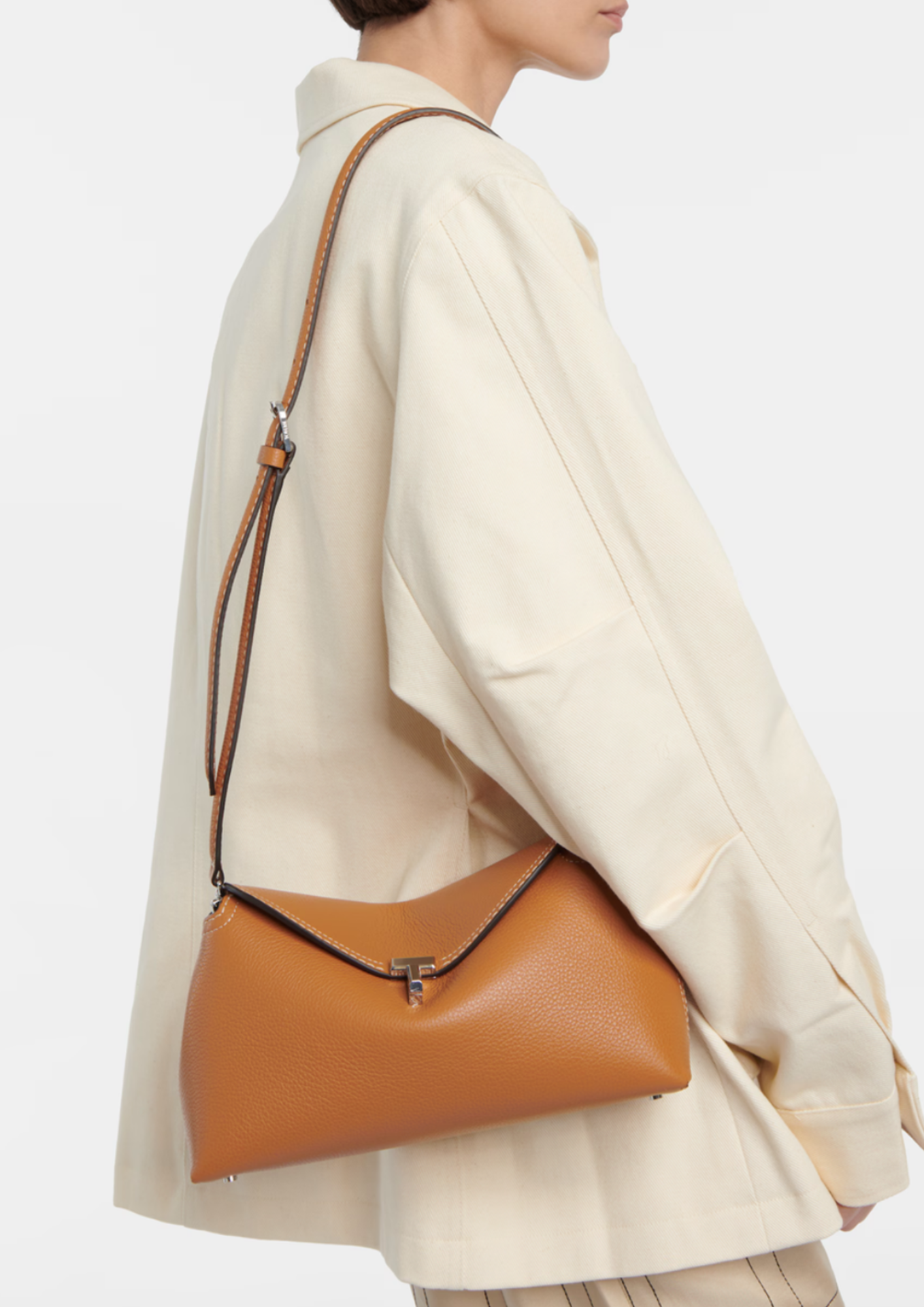 Toteme T-Lock Clutch Tan in pelle martellata indossata con tracolla